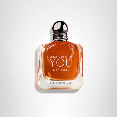 Armani Stronger With You Intensely, vainilla suave al fondo para sensación reconfortante.