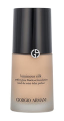 Armani Beauty Luminous Silk Foundation, textura cremosa para cobertura uniforme y rápida.