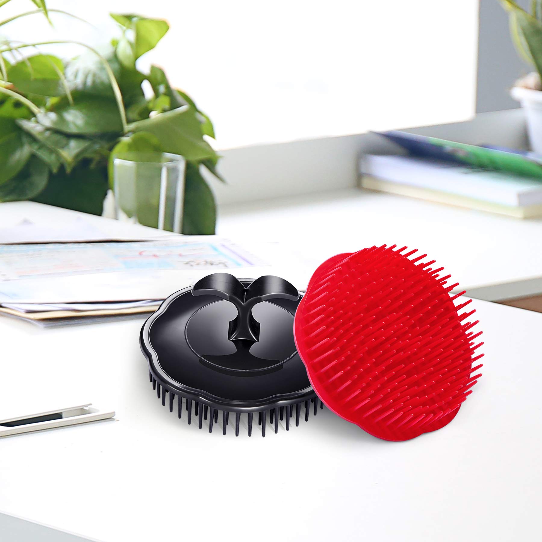 Diseño ergonómico de Aroveea que facilita el agarre con manos mojadas.