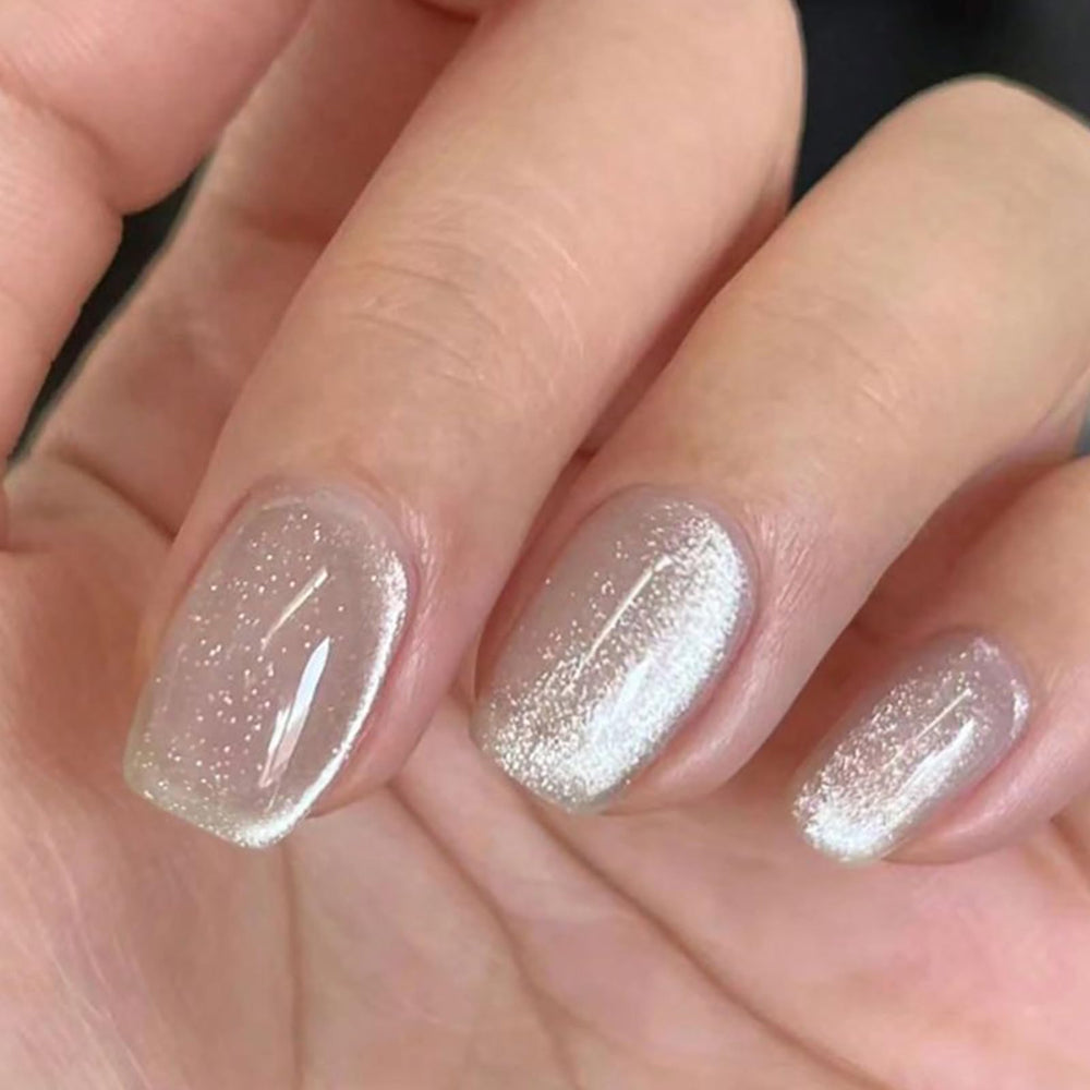 Uñas Artquee con efecto ojo de gato, fácil aplicación y acabado elegante.