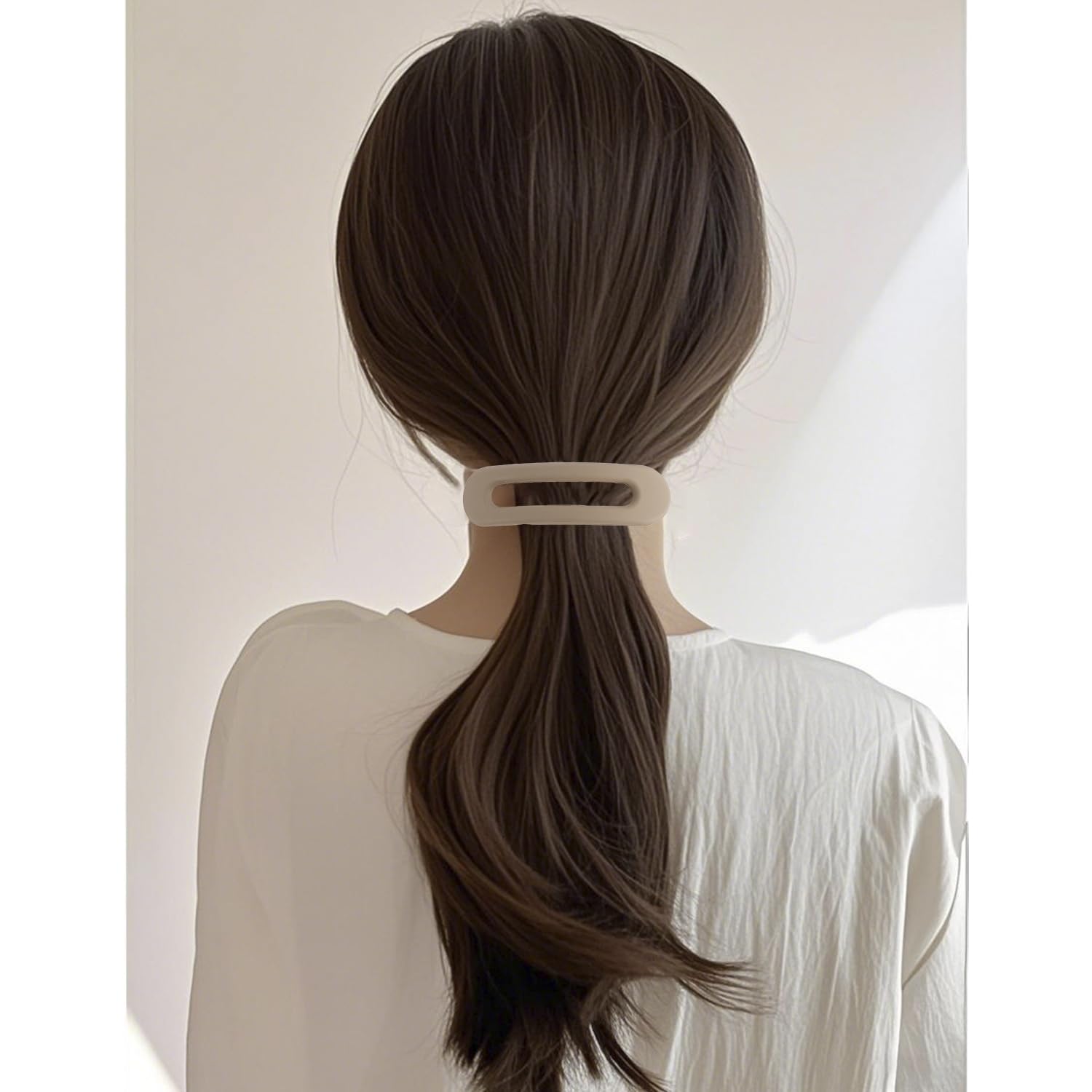 Barrette plana Atoden negro mate, diseño sobrio y elegante.