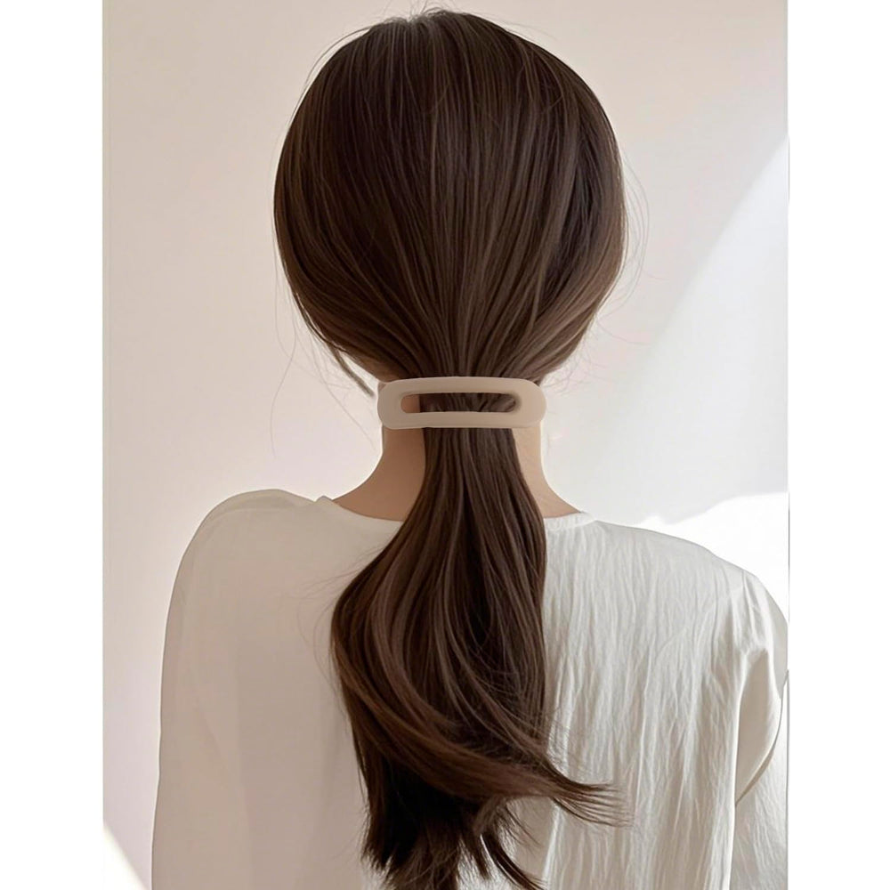 Barrette plana Atoden negro mate, diseño sobrio y elegante.
