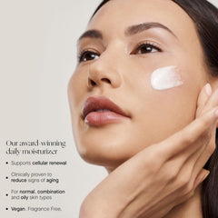 Texture crème lisse du produit sur la peau du visage pour douceur durable.