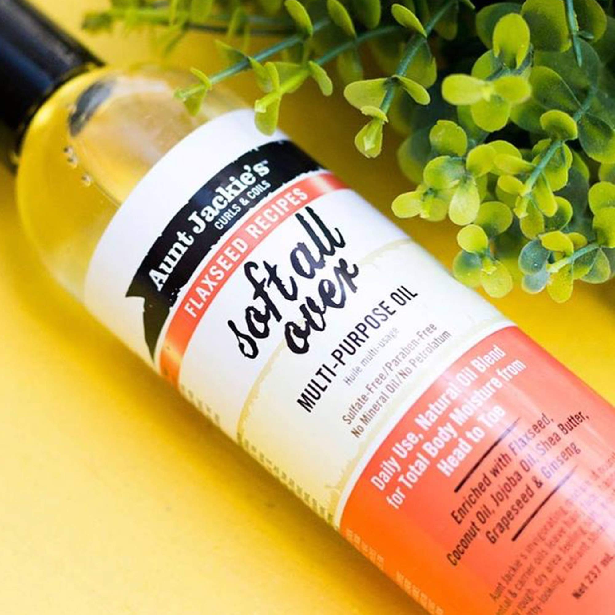 Aplicación suave de Aunt Jackie's en el cabello para nutrición diaria.