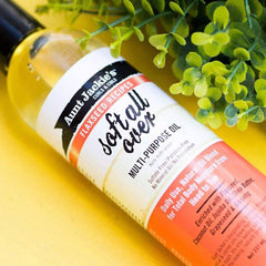 Aplicación suave de Aunt Jackie's en el cabello para nutrición diaria.