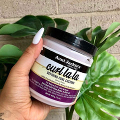 Aunt Jackie's crema definidora destacando rizos con brillo natural tras peinado.