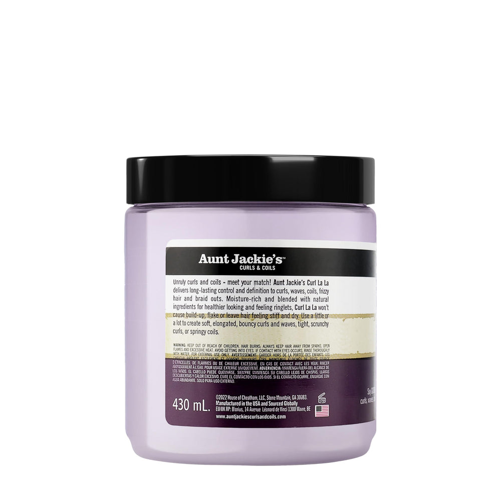 Aplicación de Curl La La en cabello húmedo para definición.