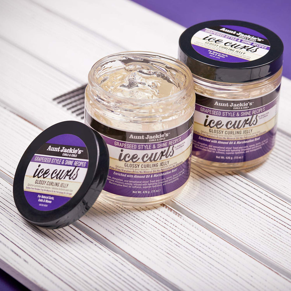 Aunt Jackie's Ice Curls minimiza frizz para ondas definidas y duraderas.