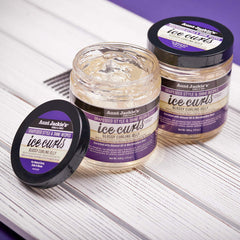 Aunt Jackie's Ice Curls minimiza frizz para ondas definidas y duraderas.