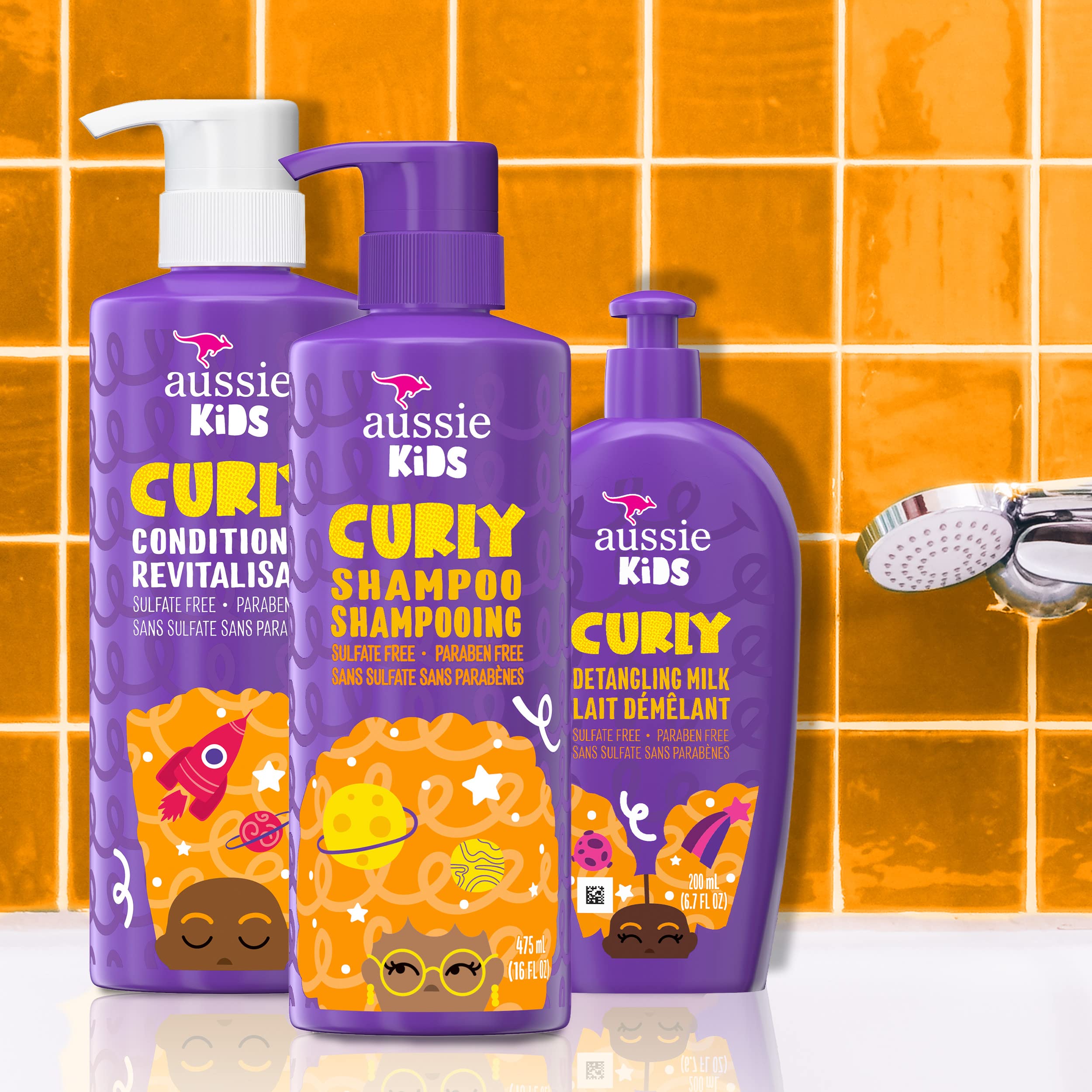 Rutina diaria Aussie Kids en rizos, niño feliz y cabello ordenado.