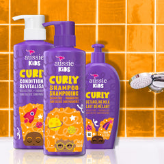 Rutina diaria Aussie Kids en rizos, niño feliz y cabello ordenado.