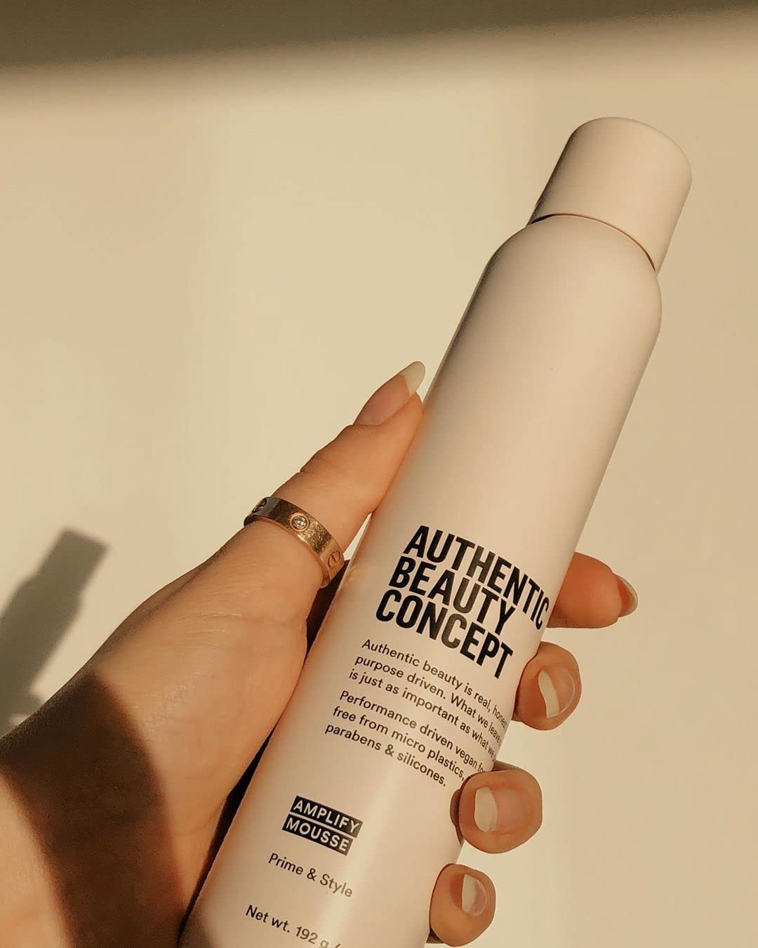 Authentic Beauty Concept Amplify Mousse – application facile sur cheveux humides