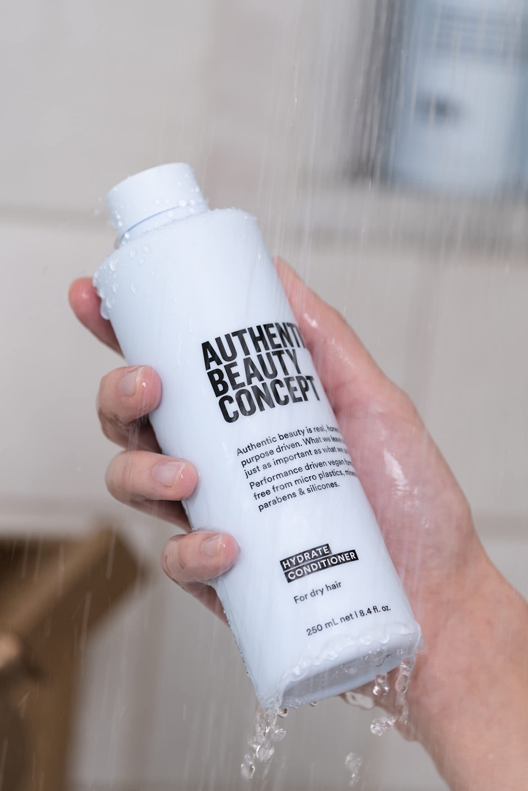 Authentic Beauty Concept Hydrate: formule végan et sans silicone, respectueuse des cheveux.
