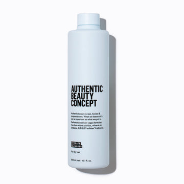 Authentic Beauty Concept Hydrate Cleanser, botella visible, aporta hidratación suave para cabello normal a seco.