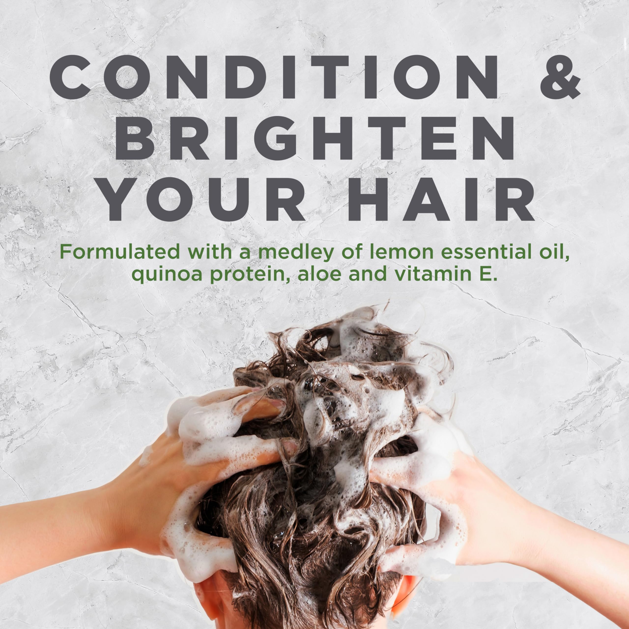 Textura crema del Acondicionador Clarificante de Limón Avalon Organics durante la aplicación