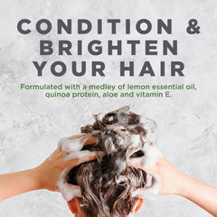 Textura crema del Acondicionador Clarificante de Limón Avalon Organics durante la aplicación