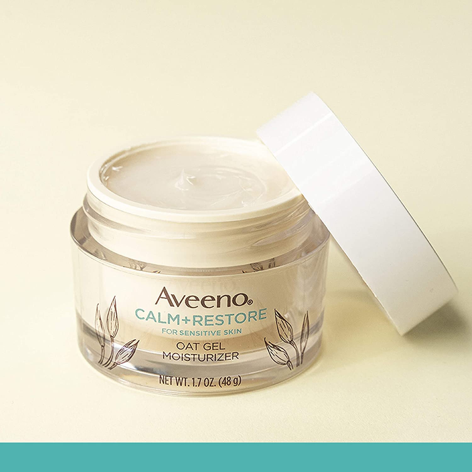 Aplicación suave con la palma para rostro con Aveeno Calm + Restore.