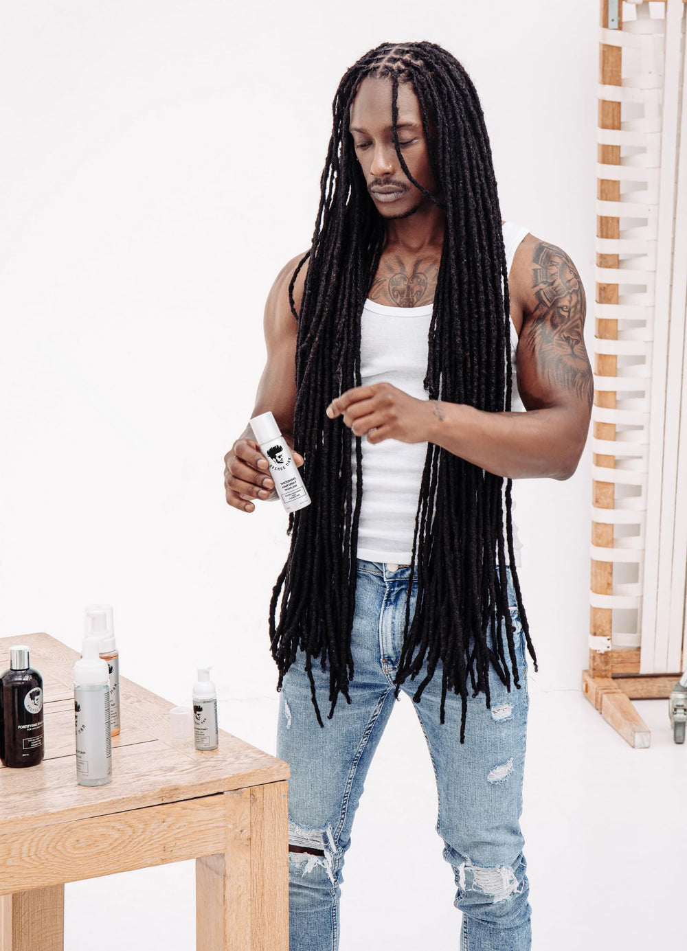Avenue Man Thickening Spray usa ingredientes profesionales para una textura natural.