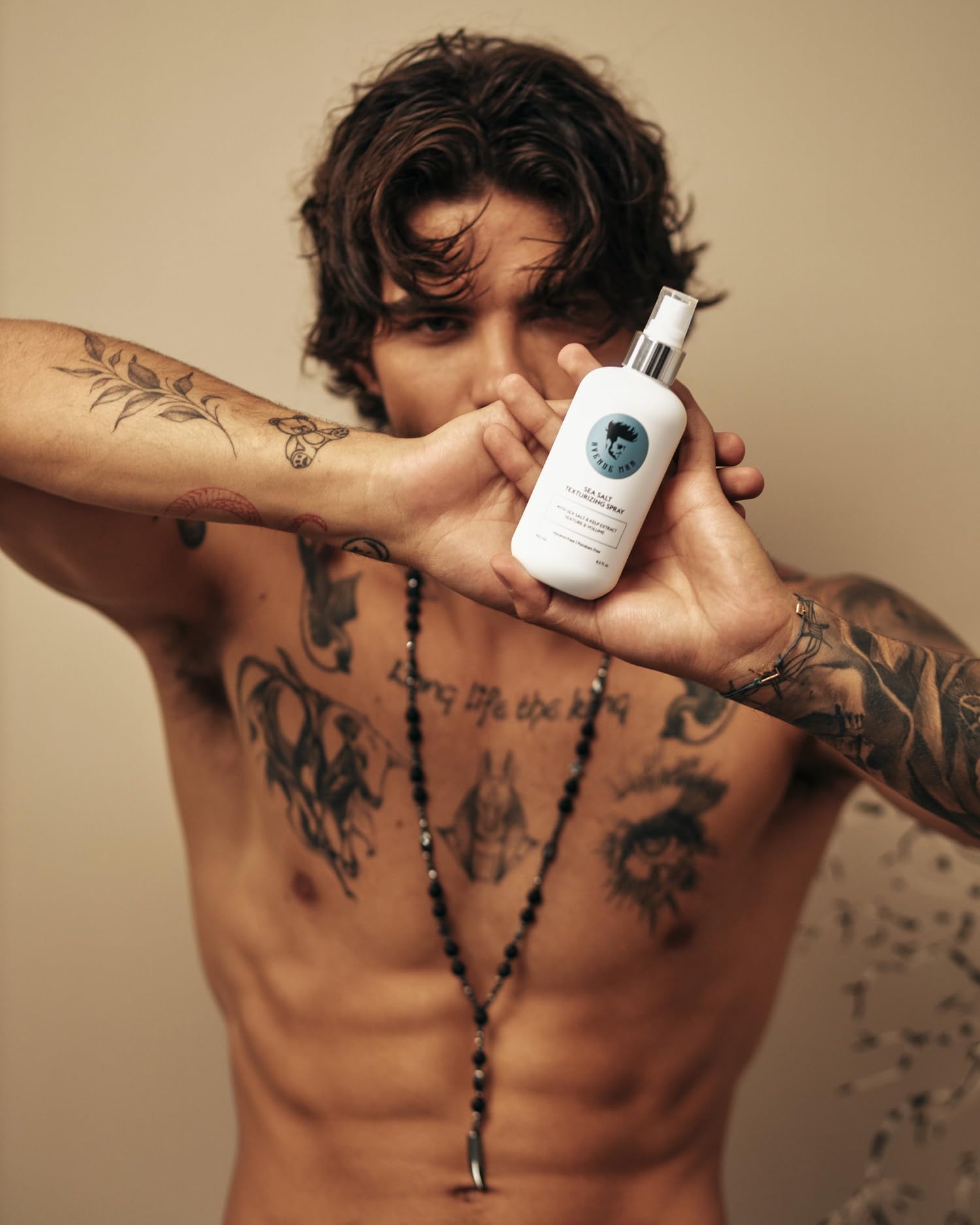 Avenue Man uso portátil, spray listo para viajar y peinar en cualquier momento.