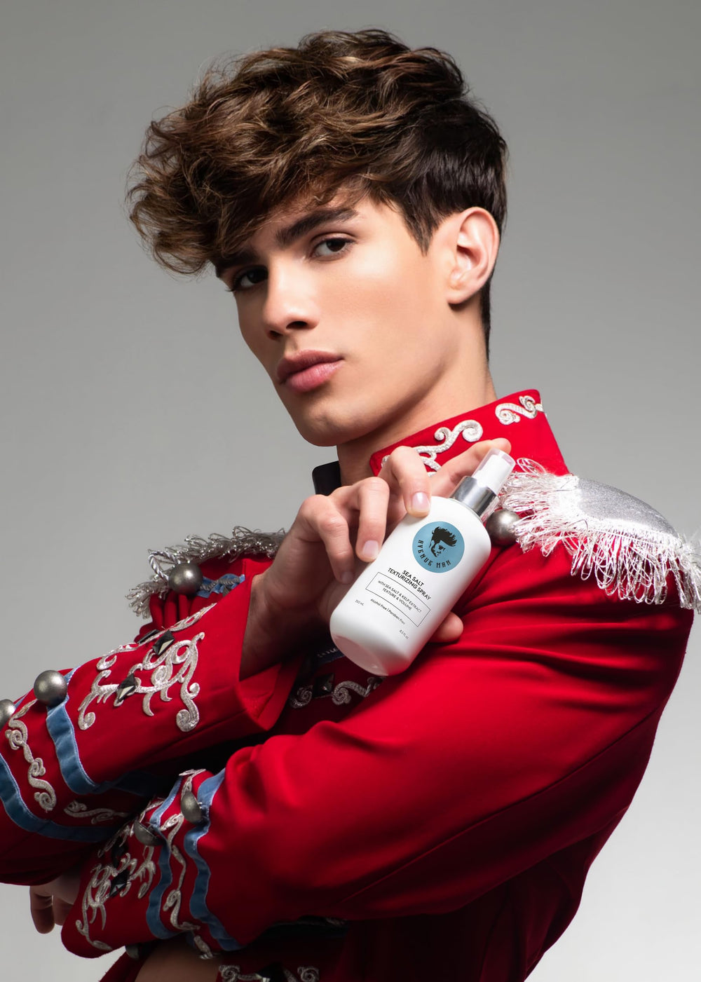 Avenue Man volumen natural, cabello fino con aspecto más grueso.