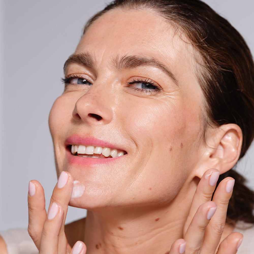 Aplicación de AVON Anew crema de día SPF20 en la piel