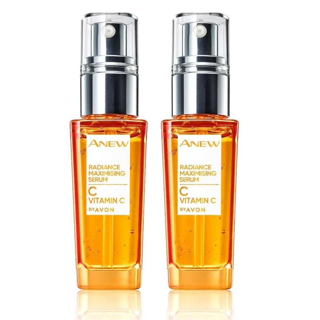 Aplicación suave en rostro con AVON Anew vitamina C para tono uniforme.