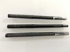 Delineador Avon Glimmersticks con acabado irisado para realzar la mirada con brillo suave.