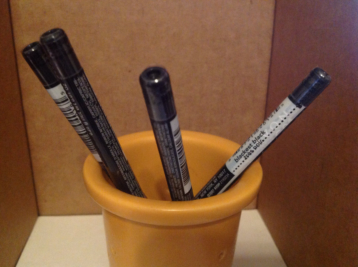 Delineador AVON Glimmersticks negro azabache crema para definición de ojos