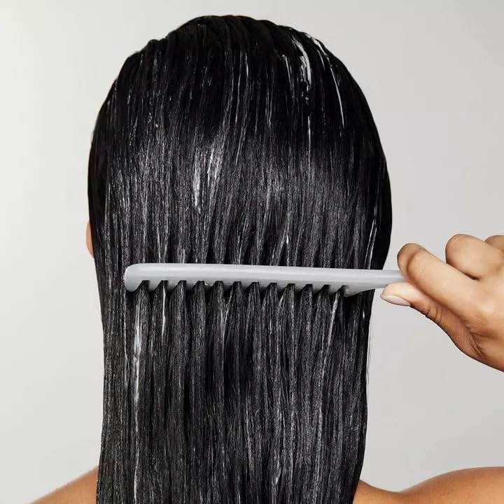 Cabello desenredado con Awapuhi Wild Ginger, sensación suave y manejable.