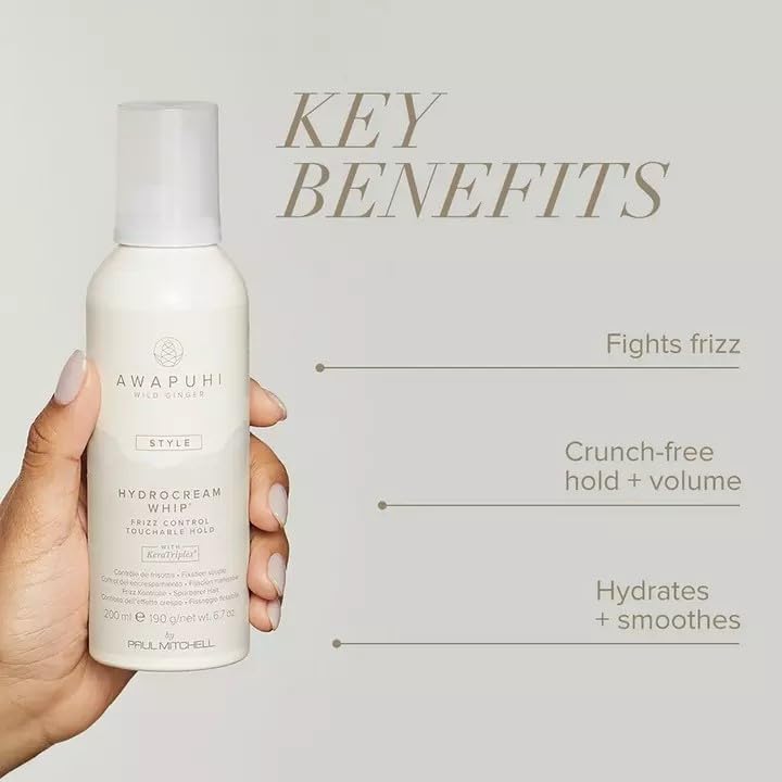 Mains appliquant la mousse Awapuhi Wild Ginger pour texture légère