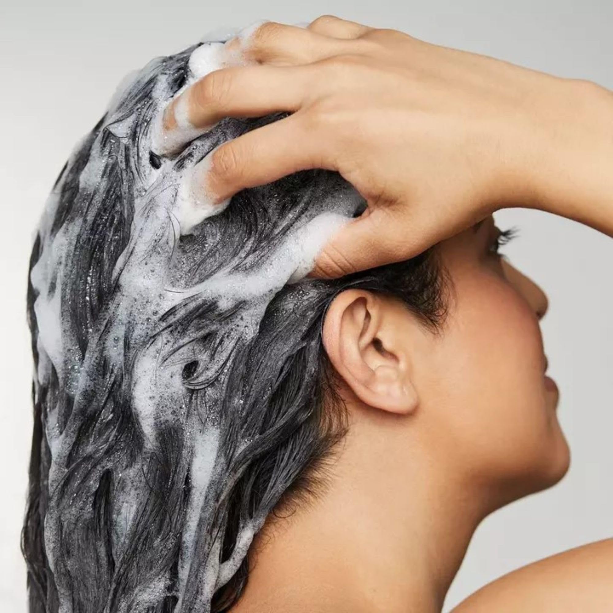 Cabello tratado con color recibiendo cuidado nutritivo Awapuhi