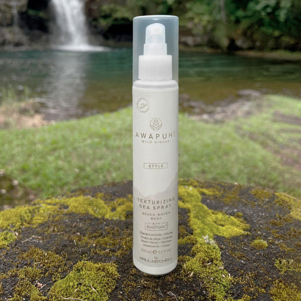 Texture naturelle et mouvement souple grâce au spray Awapuhi Wild Ginger.