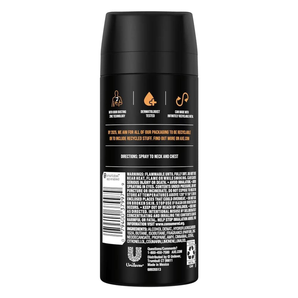 AXE Dark Temptation Bodyspray rociado en la mano para aplicación rápida.