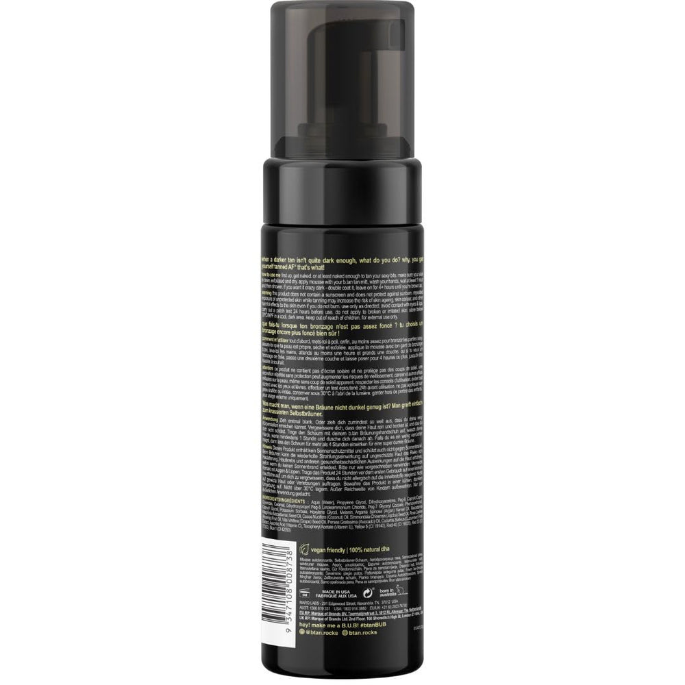 b.tan Dark Self Tanner Mousse con guante facilita una aplicación suave y pareja.
