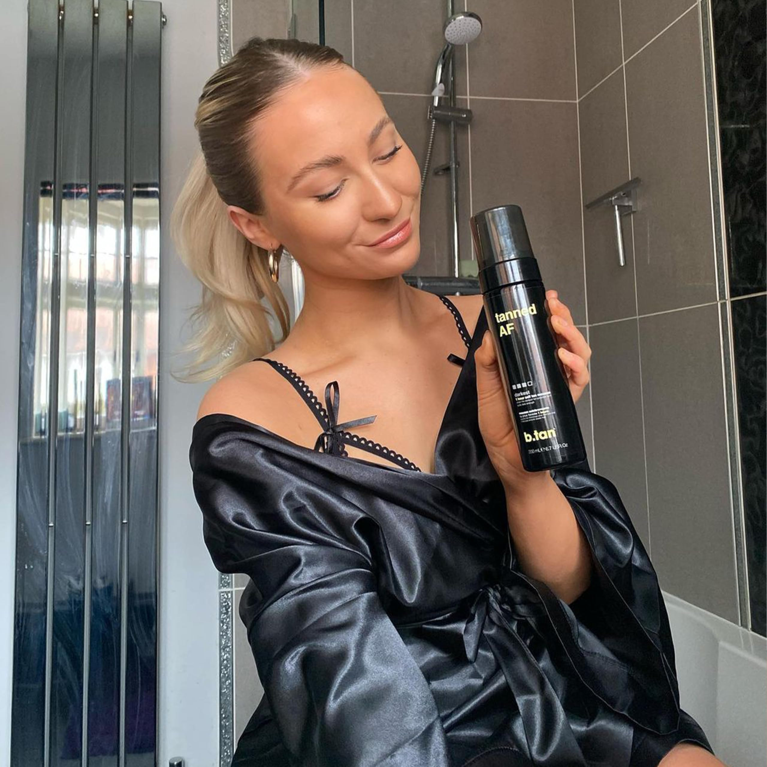 b.tan Dark Self Tanner Mousse vegano y cruelty-free para piel consciente.