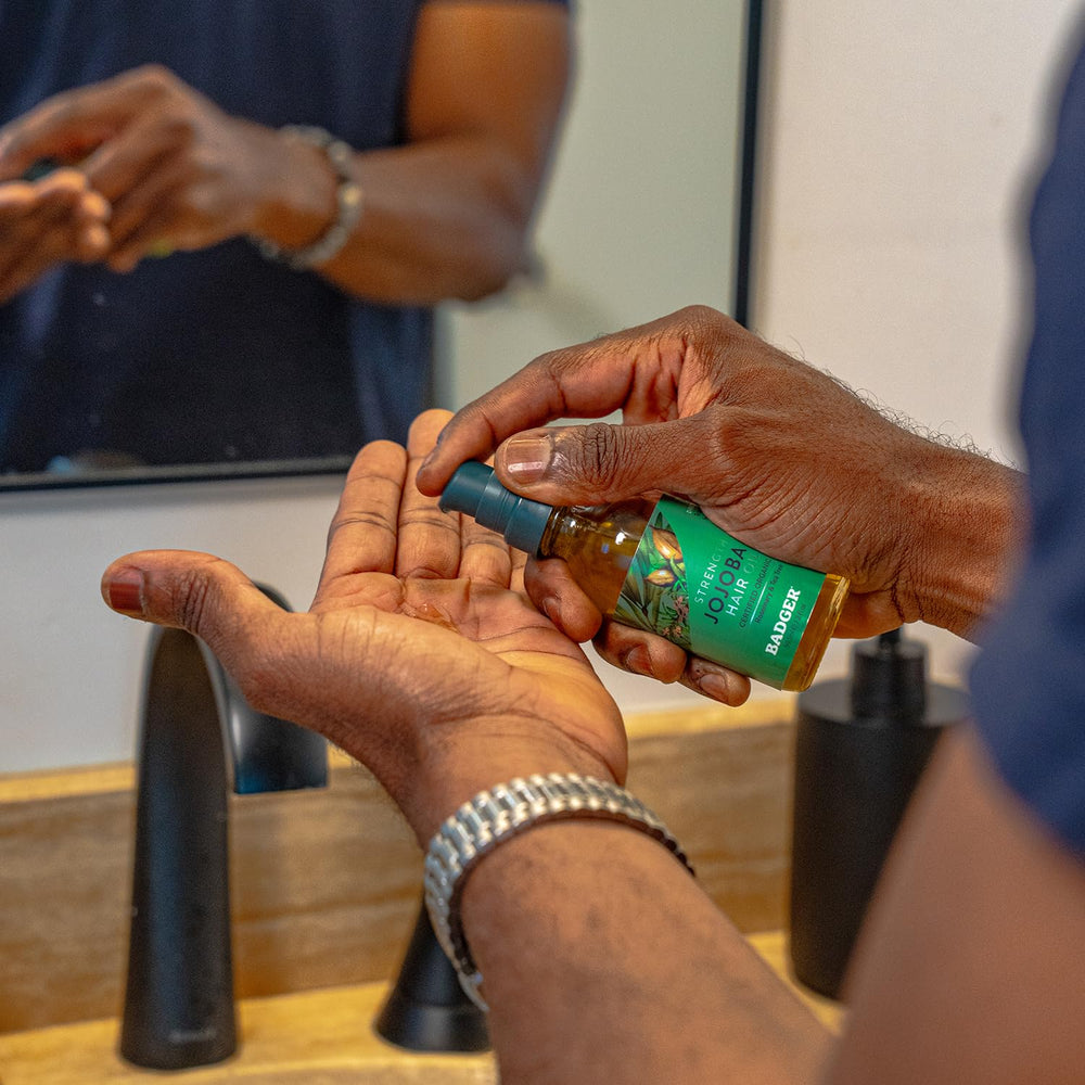 Badger Aceite Jojoba deja brillo suave y cabello manejable sin grasa.