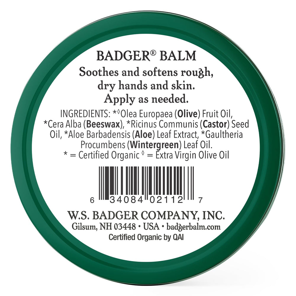 Aplicación de Badger bálsamo curativo en las manos tras trabajo
