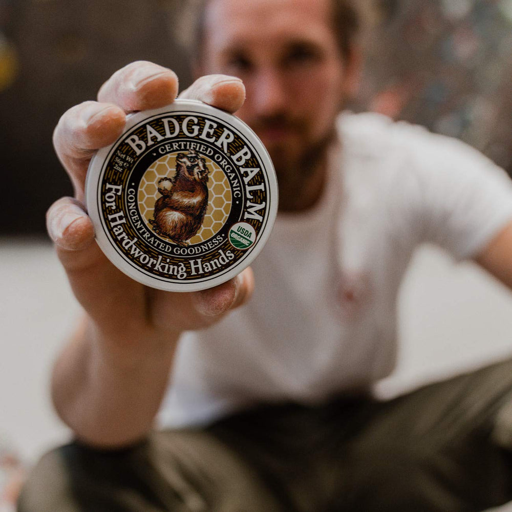 Badger Healing Balm uso diario en manos y codos.