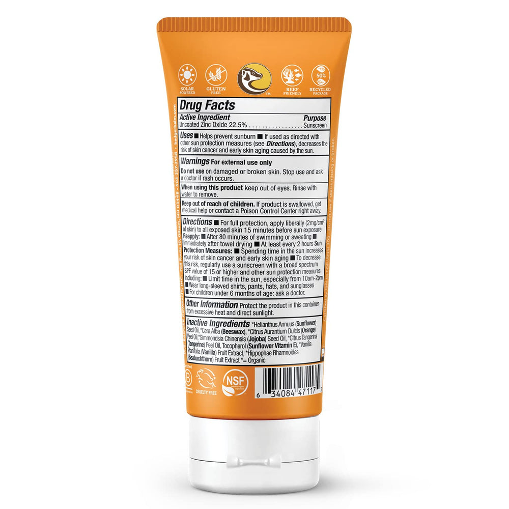 Aplicación suave de Badger Kids SPF 40 en la carita de niño.
