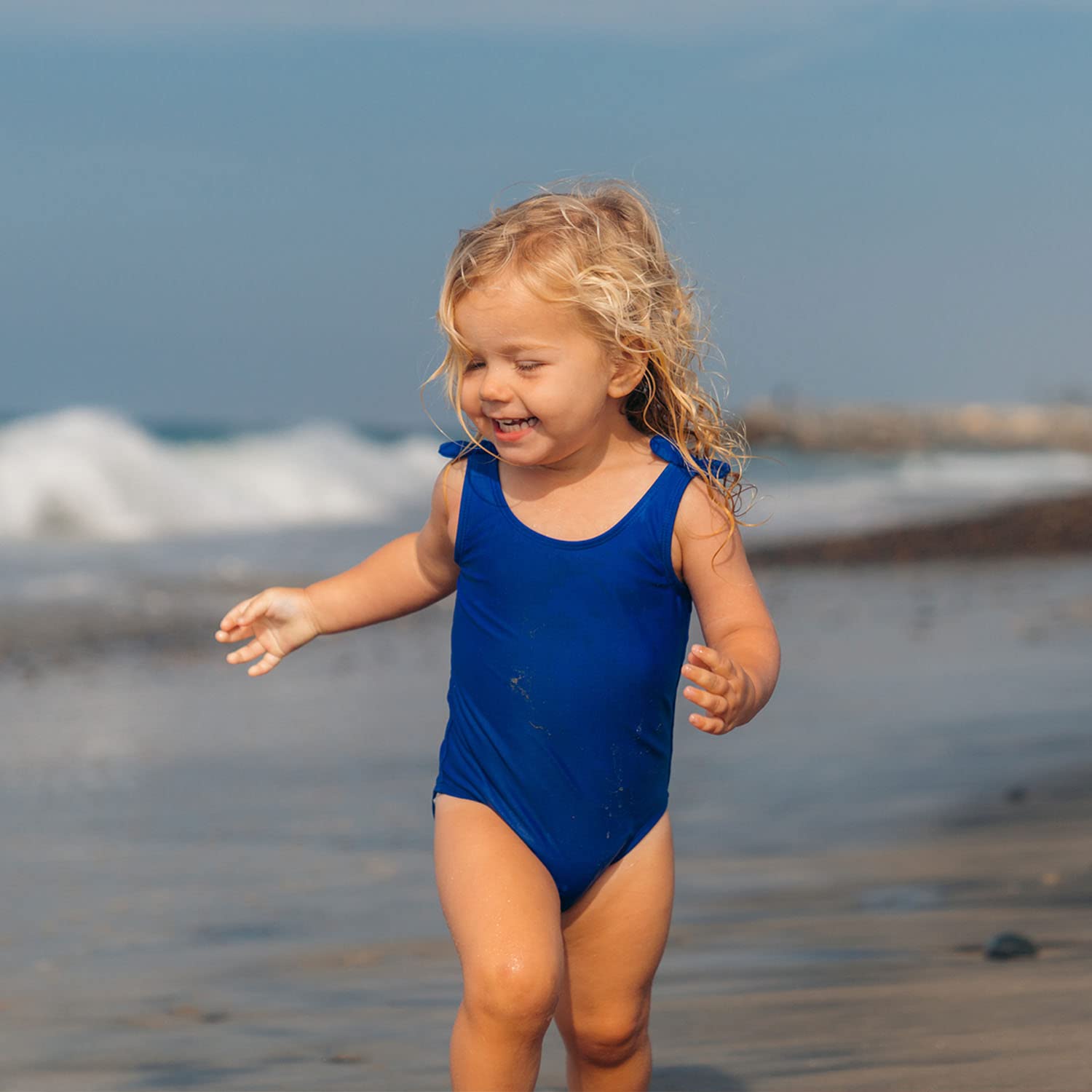Envase 50% PCR de Badger Kids SPF 40, fabricado con energía solar.