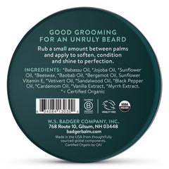 Bálsamo de barba orgánico Badger aplicado en la barba para peinar suave.
