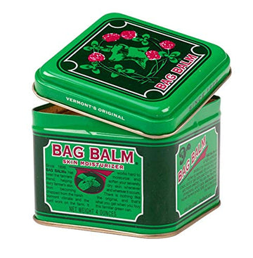 Aplicación de Bag Balm en manos y labios para suavizar piel seca.