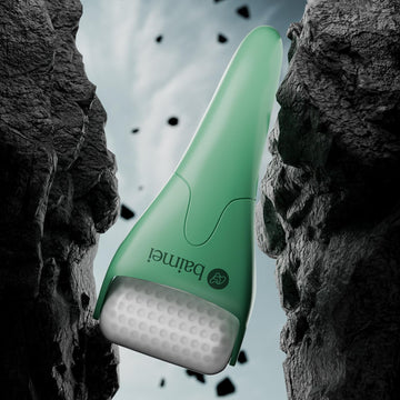 Baimei IcyMe gua sha para esculpir el contorno facial con suavidad.