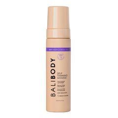 Bali Body Mousse bronceadora violeta profundo, aplicación suave y uniforme.