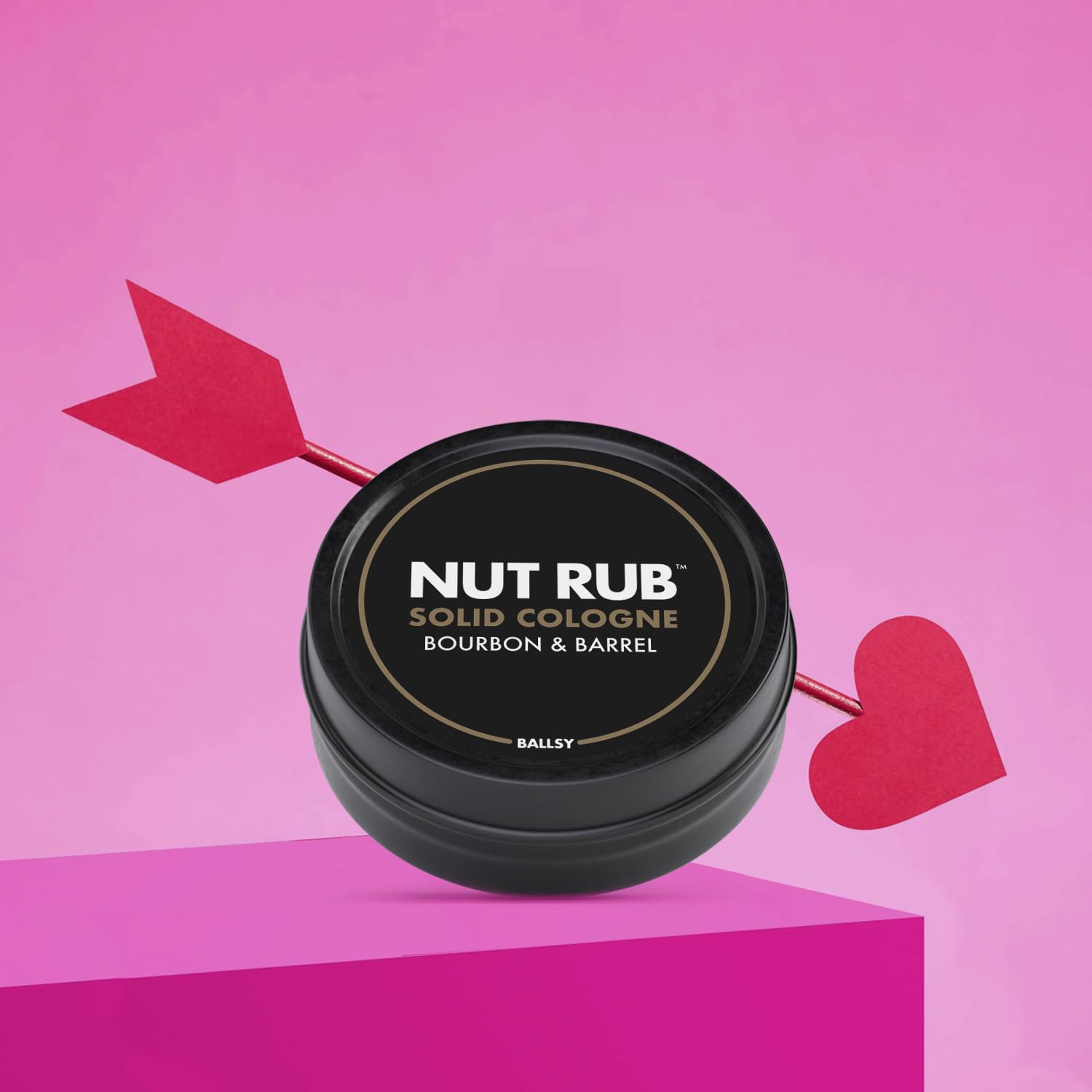 Aplicación de Ballsy Body & Ball Rub en las manos, textura cremosa para perfumar