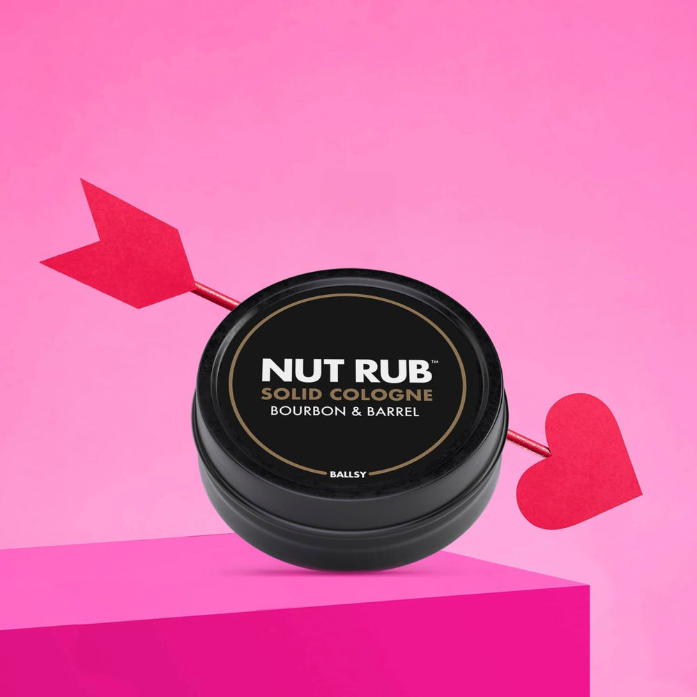 Aplicación de Ballsy Body & Ball Rub en las manos, textura cremosa para perfumar