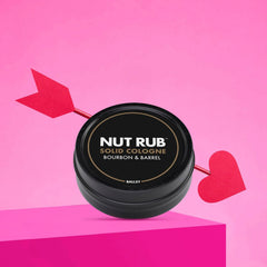 Aplicación de Ballsy Body & Ball Rub en las manos, textura cremosa para perfumar