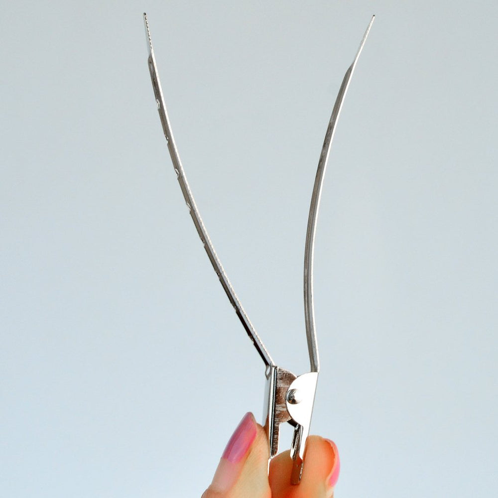 Clip Bantoye para seccionar cabello durante coloración y estilo.
