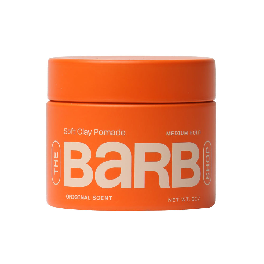 Barb Soft Clay Pomade en application pour une coiffure modulable et naturelle.