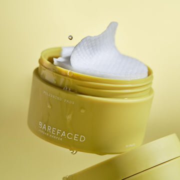 Barefaced aplicación en la palma, carga de producto para uso práctico.